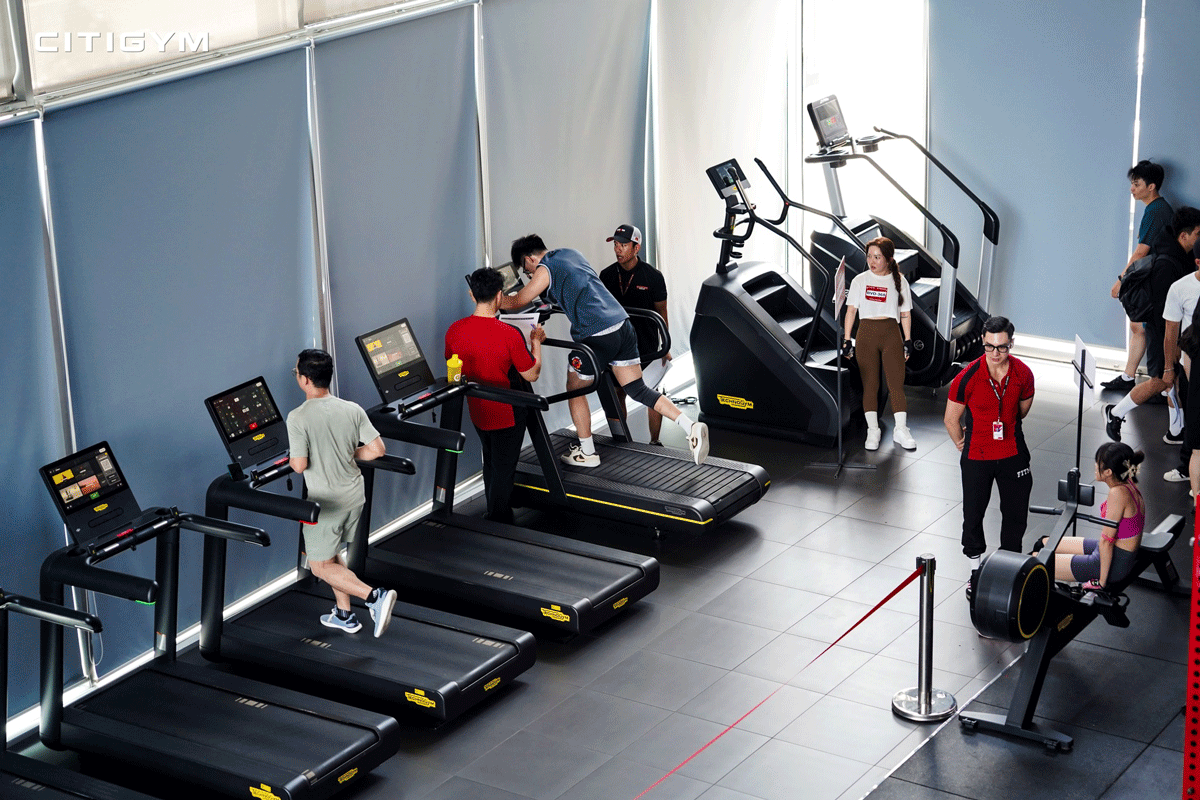 Người tập gym kết hợp tập tạ và cardio để giảm mỡ hiệu quả