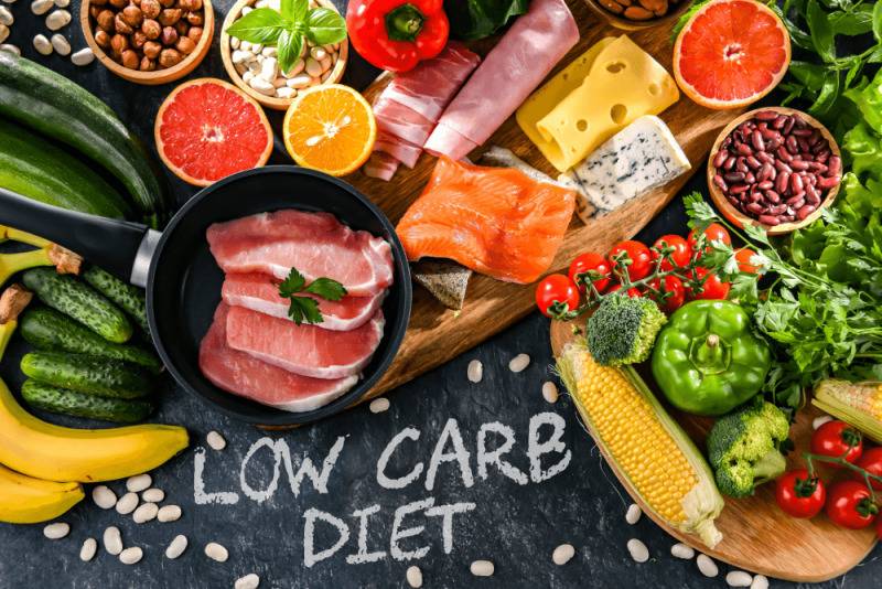 Việc cắt giảm carbohydrates trong chế độ ăn sẽ hạn chế lượng calo nạp vào cơ thể, hỗ trợ tốt cho quá trình siết eo giảm mỡ