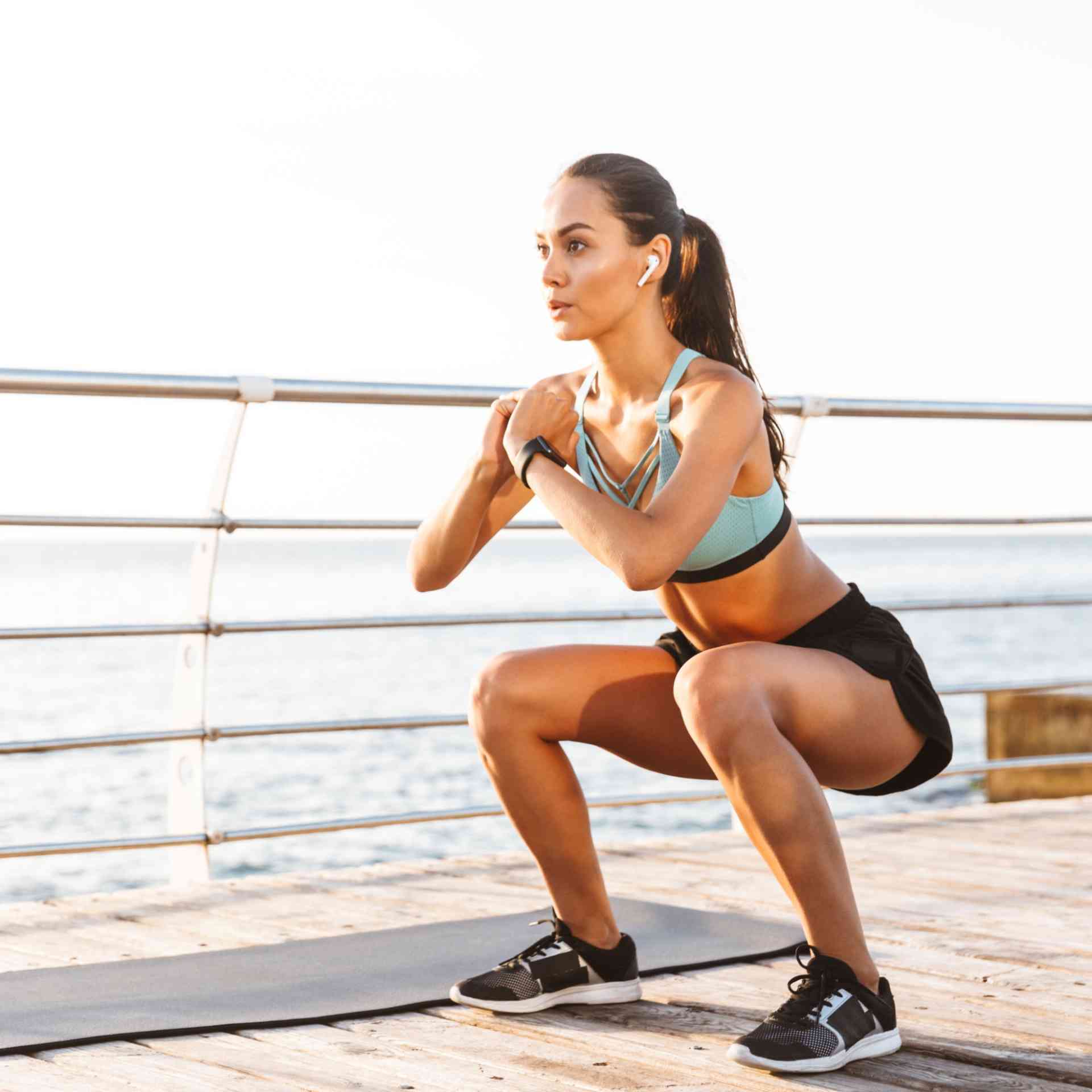 Squat là bài tập cơ bản giúp săn chắc mông, đùi và bụng