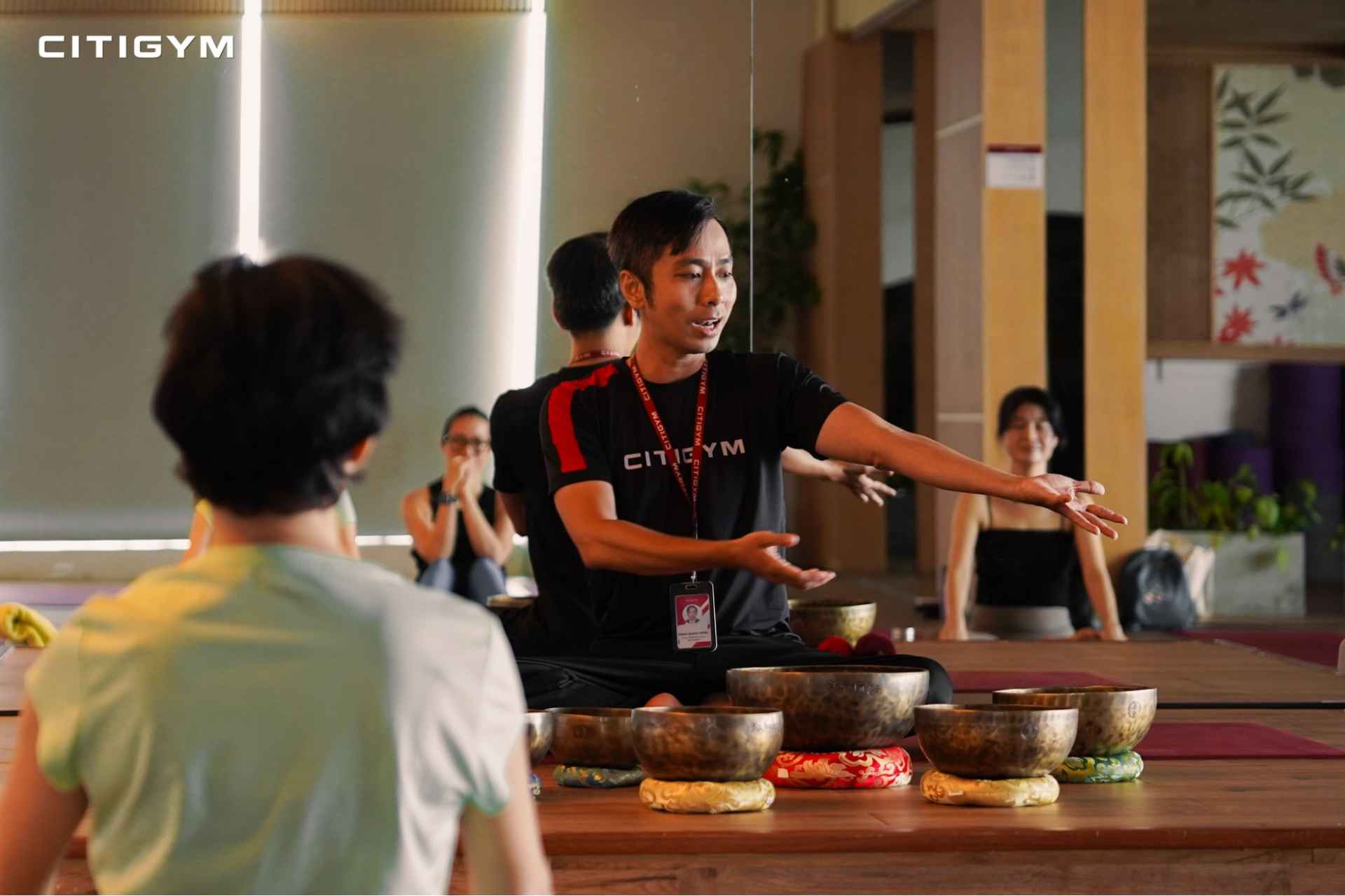 Người hướng dẫn có chuyên môn sẽ giúp bạn tập đúng tư thế, hạn chế nguy cơ chấn thương khi tập yoga