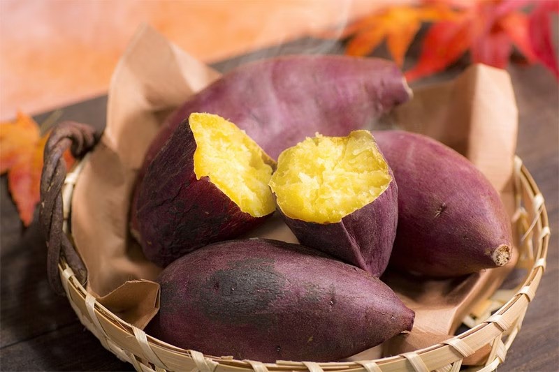 Khoai lang nổi bật với hàm lượng cao vitamin A, chất xơ và các chất chống oxy hóa mạnh mẽ