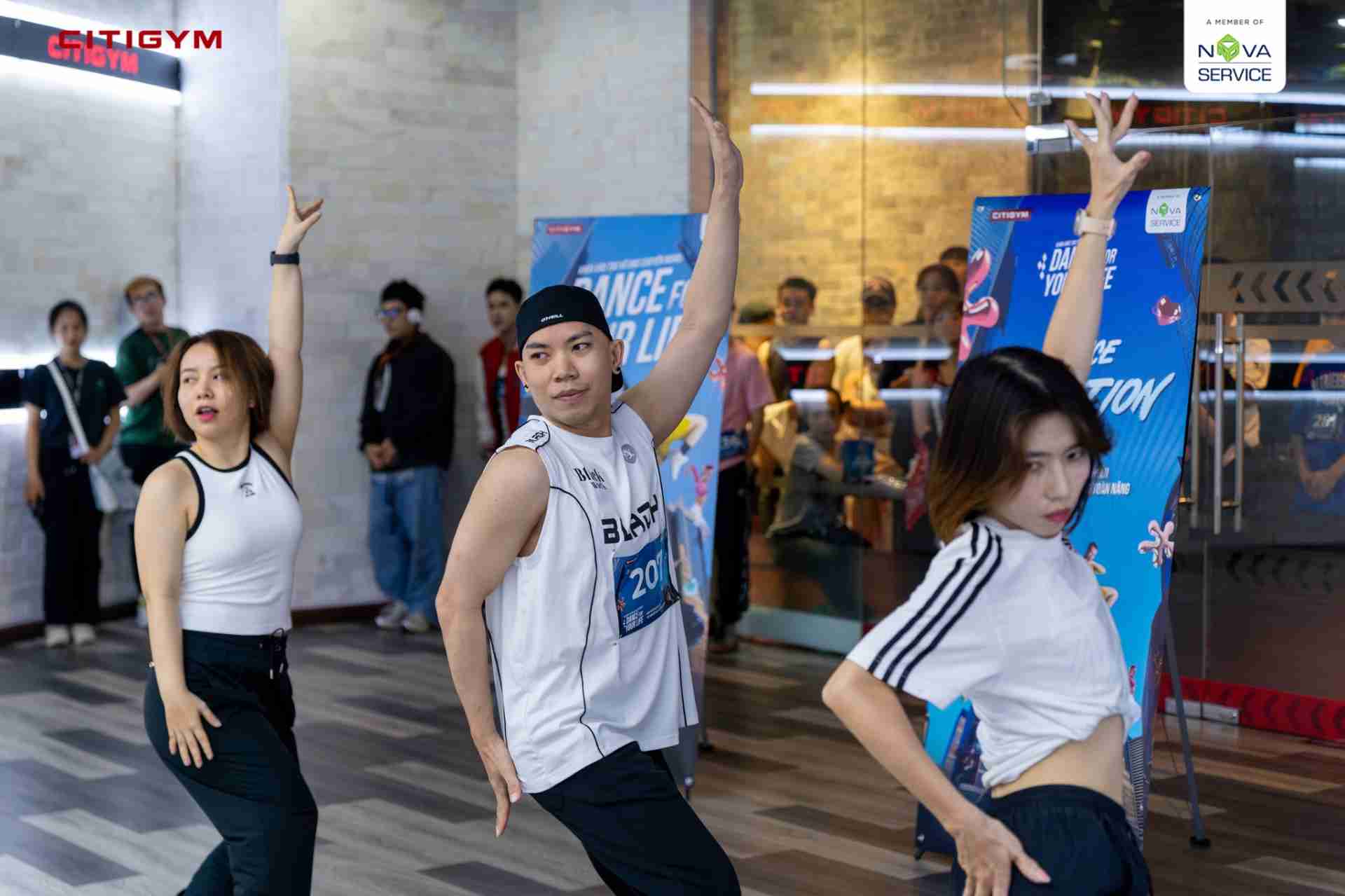 Lớp học dance tại CITIGYM là sự kết hợp hoàn hảo giữa tập luyện thể chất và giải trí âm nhạc, mang đến trải nghiệm “đốt năng lượng” cực kỳ hấp dẫn cho mọi học viên