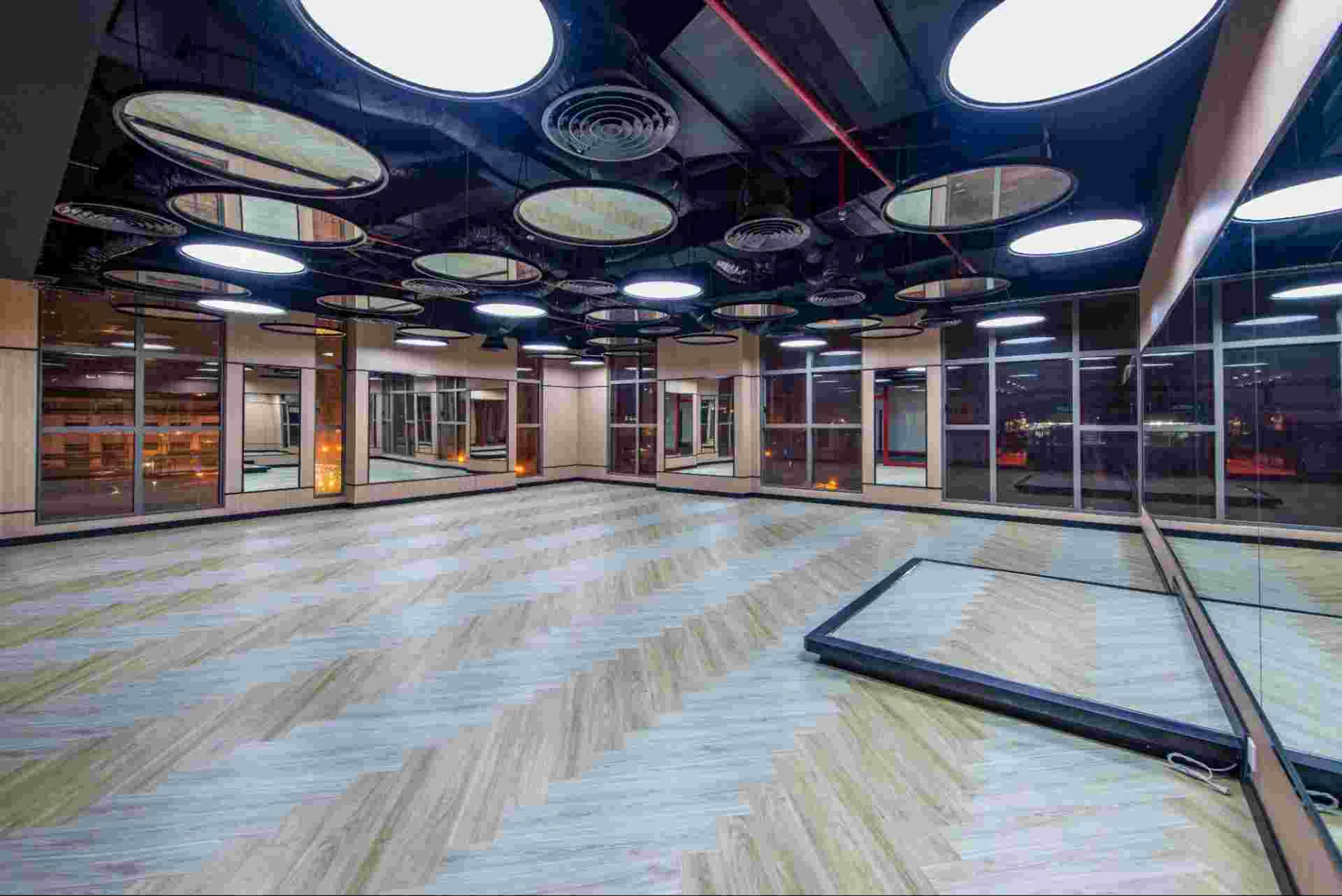 Không gian tập dance tại CITIGYM hiện đại, rộng rãi, ánh sáng được thiết kế hài hòa cùng sàn gỗ chuyên dụng
