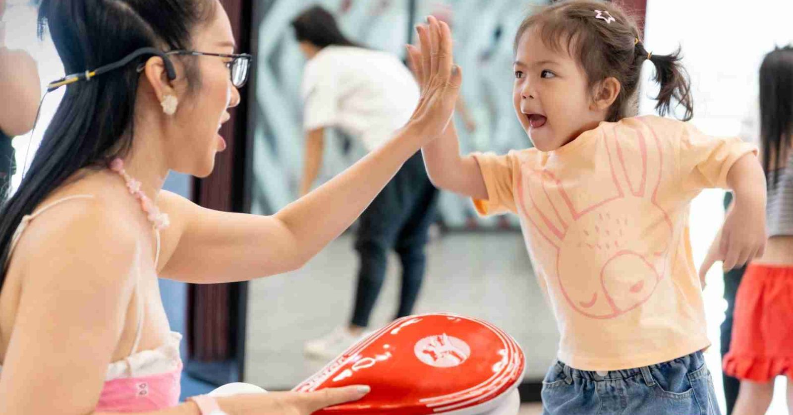 Zumba cho trẻ còn đóng vai trò quan trọng trong việc cải thiện tâm lý của trẻ
