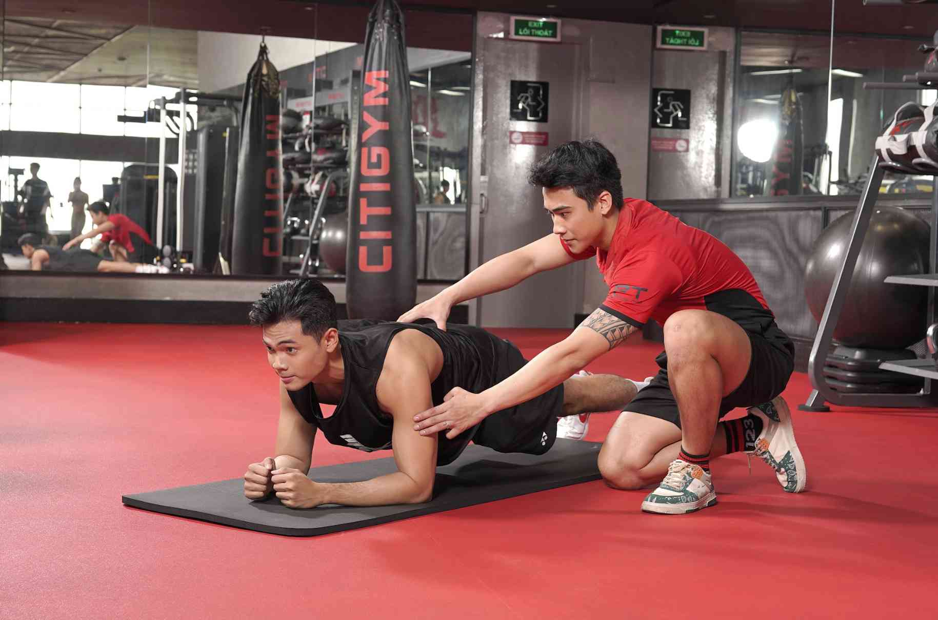 Tập tại nhà sẽ giúp bạn có tâm lý thoải mái hơn, đặc biệt với những ai ngại đông người, hoặc người mới tập chưa tự tin 