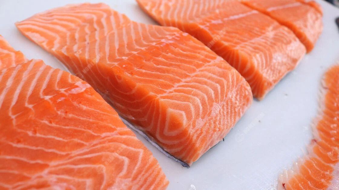 Cá hồi là nguồn protein chất lượng cao, hỗ trợ phục hồi cơ bắp và tăng cường sức khỏe tim mạch