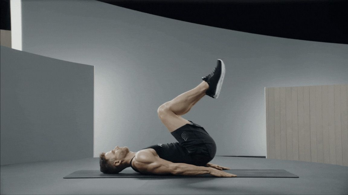 Reverse Crunch (gập bụng ngược) là một biến thể của bài gập bụng truyền thống, chuyên tác động mạnh vào vùng bụng dưới