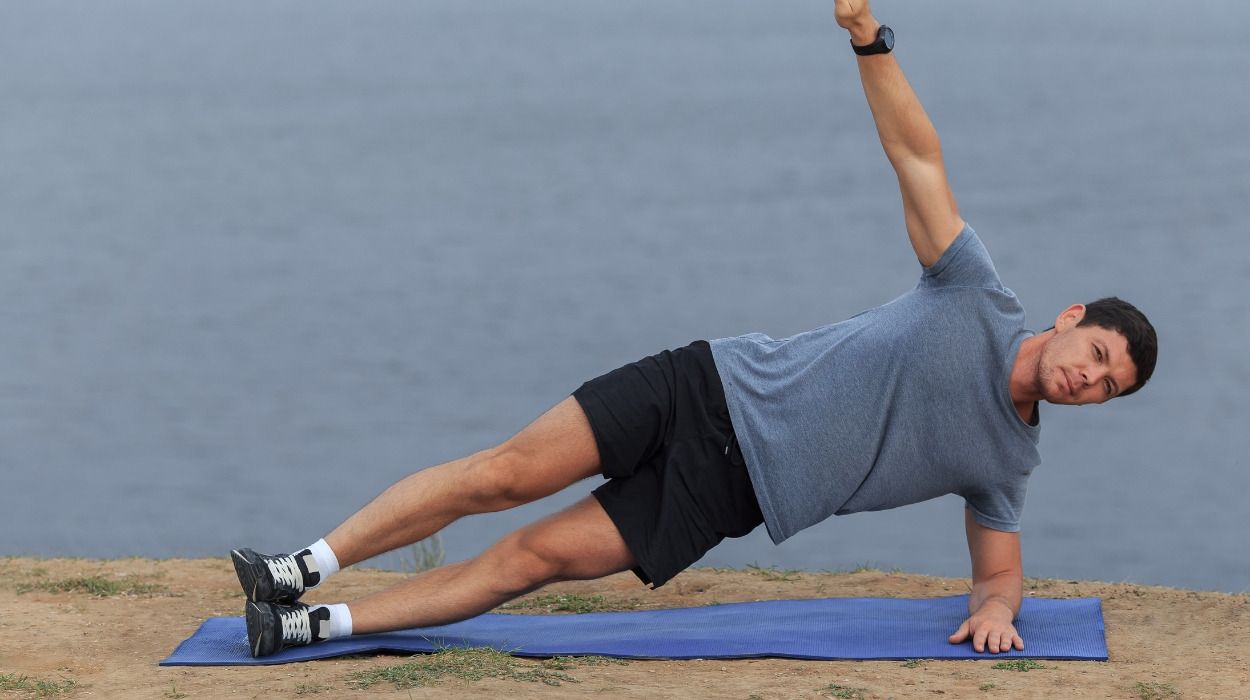 Side Plank là bài tập luyện tại nhà tác động mạnh lên phần cơ liên sườn, giúp cơ khỏe mạnh hơn