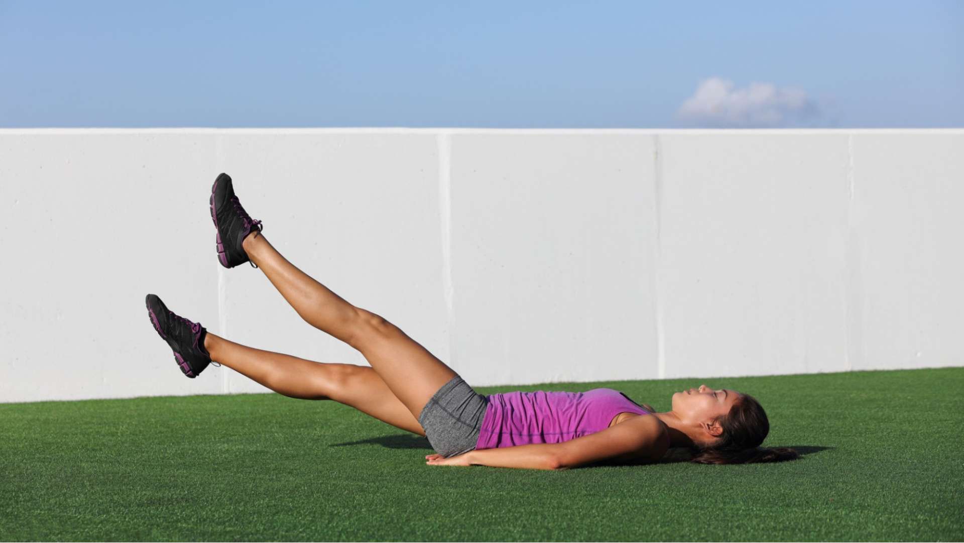 Scissor Kick là bài cardio cường độ vừa, tác động vào cơ bụng dưới và cải thiện độ dẻo dai của cơ thể