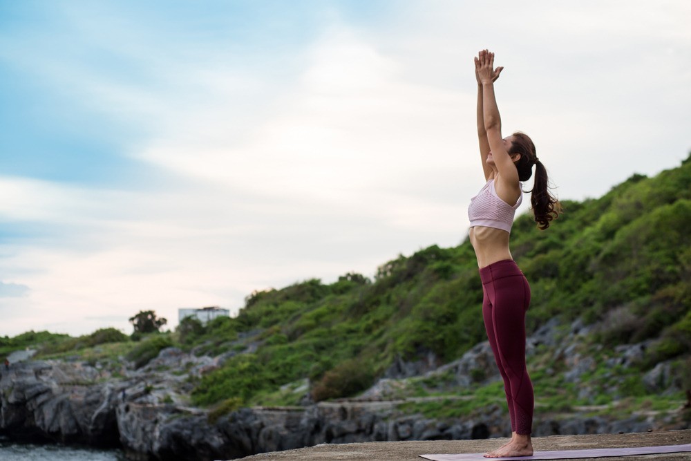 Tư thế ngọn núi, hay còn gọi là Tadasana, là một trong những tư thế nền tảng của yoga