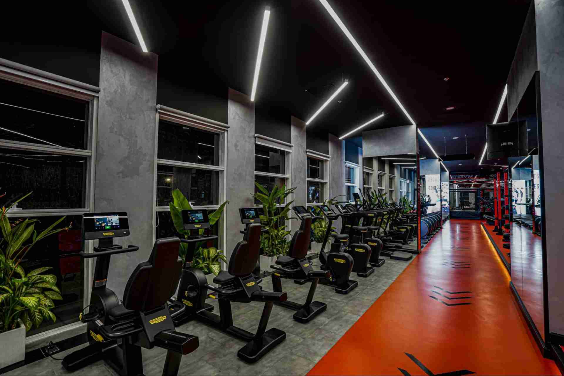 Máy đạp xe là thiết bị phòng gym mô phỏng hoạt động đạp xe giúp tăng cường sức khỏe tim mạch và cải thiện sức bền