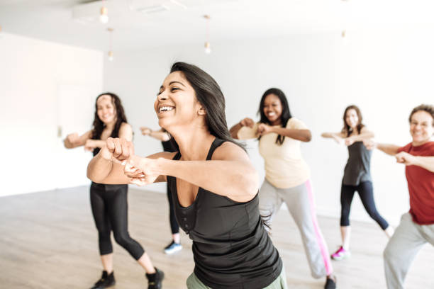 Các động tác trong Zumba thường kết hợp nhịp nhàng giữa nhiều nhóm cơ khác nhau, giúp bạn tăng sự dẻo dai