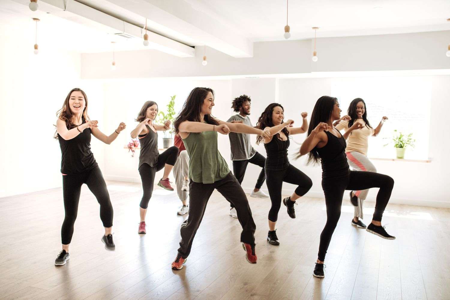 Zumba Dance là bộ môn khiêu vũ thể thao kết hợp với các động tác thể thao đơn giản trên nền nhạc Latin sôi động