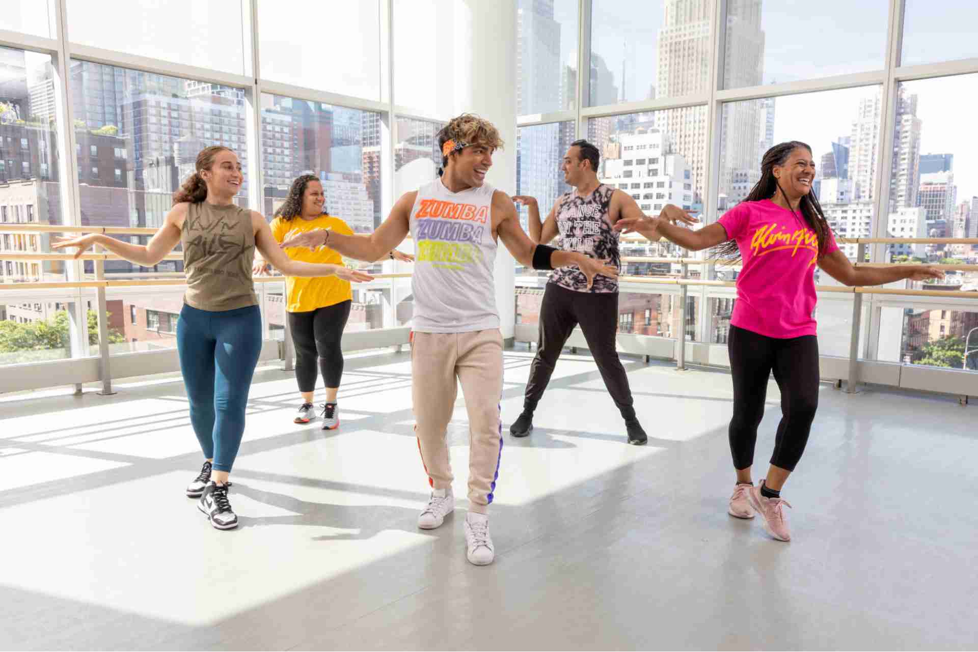 Zumba Dance Workout là môn thể thao khiêu vũ trên nền nhạc Latin sôi nổi