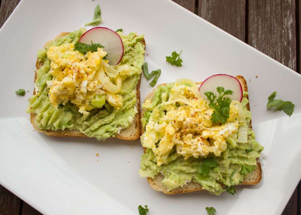 Bánh mì cung cấp carbohydrate, nguồn năng lượng chính giúp bạn duy trì sức bền và hiệu suất trong thời gian vận động