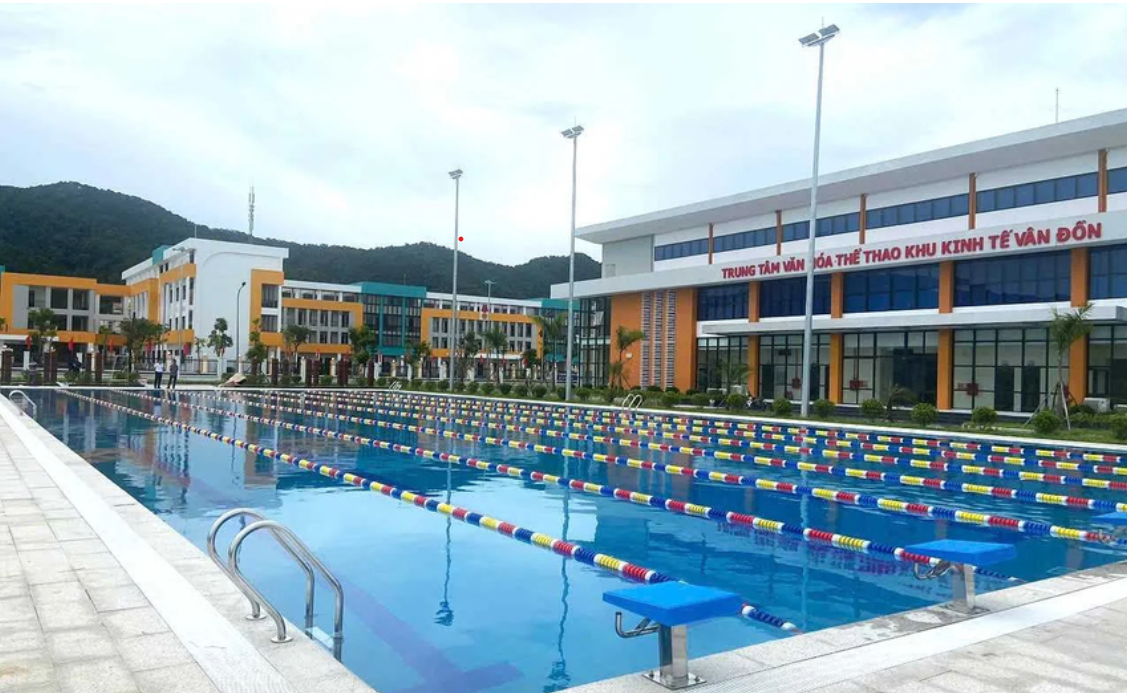 Hồ bơi Vân Đồn Quận 4 không gian rộng rãi sạch sẽ